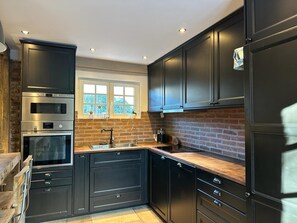 Kjøleskap, mikrobølgeovn, ovn og kokeplater