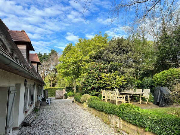 Outdoor dining - Charming house on the Alabaster Coast, 2 km from the sea! Ideal for families. (Varengeville-sur-Mer)