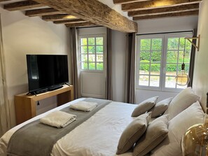 3 chambres, bureau, fer et planche à repasser, lit parapluie