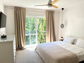 4 bedrooms, WiFi, bed sheets - Seaside Retreat in Benalmadena (Benalmádena)