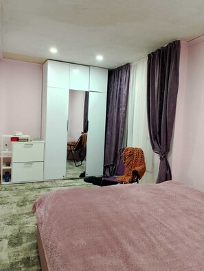 2 bedrooms, iron/ironing board, WiFi, bed sheets