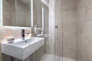 Dusche, Haartrockner, Handtücher, Seife