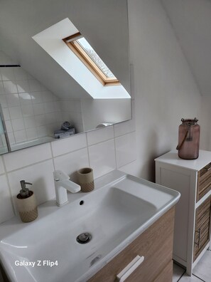 Sèche-cheveux, serviettes fournies, savon, papier toilette