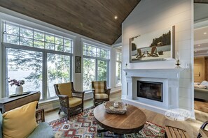 Fernseher, Kamin, Stereoanlage