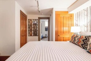 2 bedrooms, in-room safe, desk, iron/ironing board