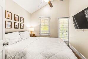 4 bedrooms, iron/ironing board, WiFi, bed sheets - Waterfront, dog-friendly home with beautiful canal view & 2 shaded porches (Duck Key)