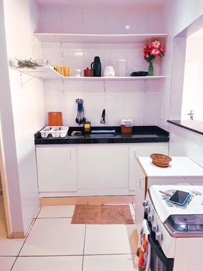 Panoraamastudio | Yksityinen keittiö | Tehosekoitin, keittoastiat/astiat/ruokailuvälineet