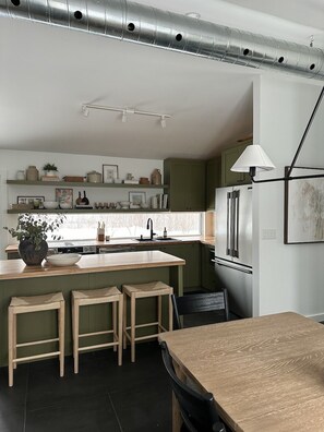 Réfrigérateur, four à micro-ondes, un four, surface de cuisson
