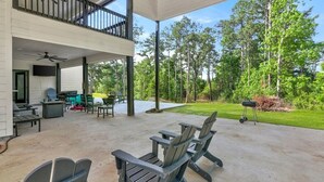 A covered patio with outdoor furniture, a ceiling fan, and a grill. - Waterfront house on Sam Rayburn (Brookeland)