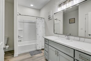 Shower, hair dryer, towels - Waterfront house on Sam Rayburn (Brookeland)