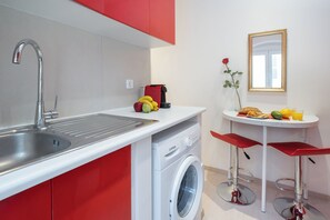 Réfrigérateur, micro-ondes, four, plaque de cuisson