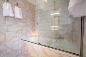 Haartrockner, Bidet, Handtücher, Seife