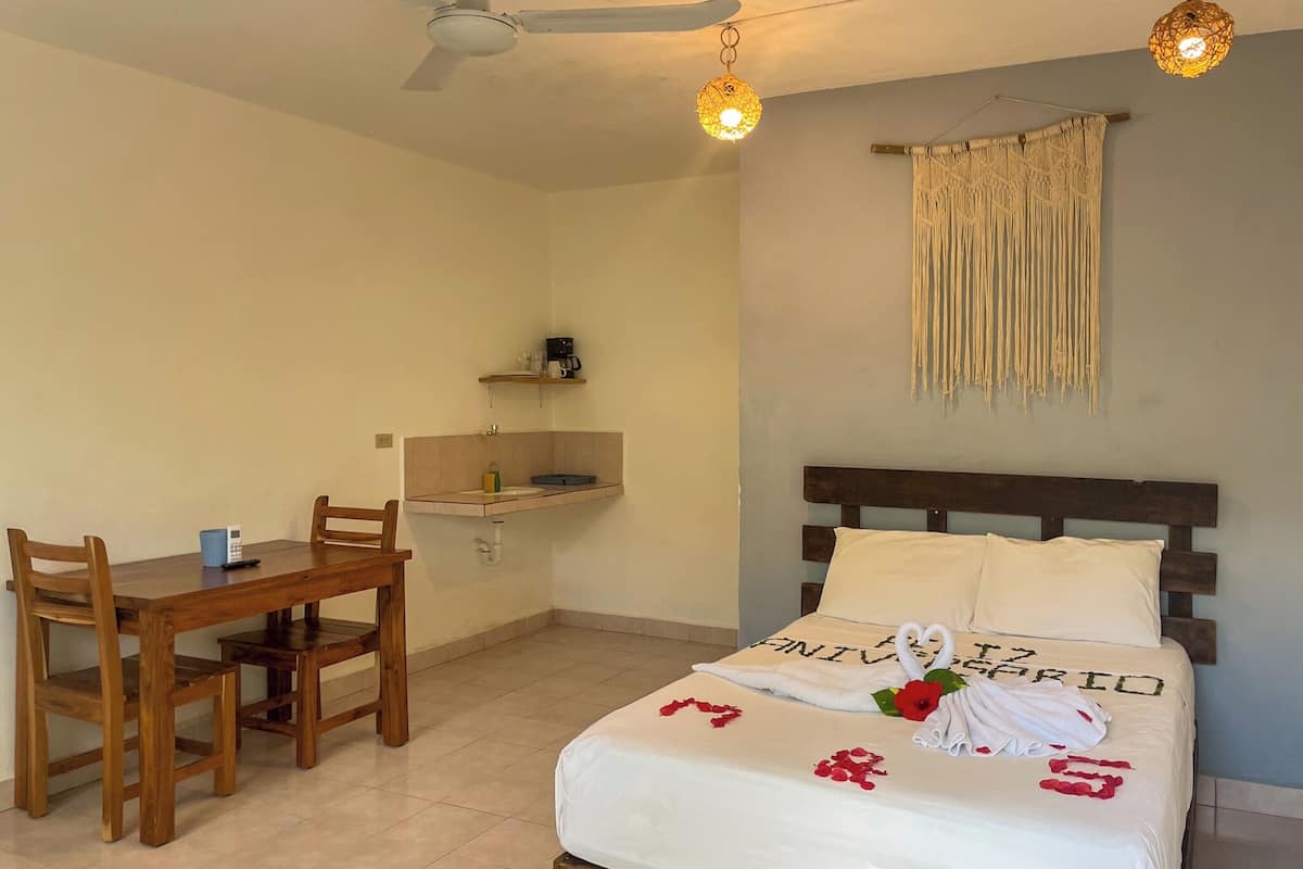 Comfort kamer, 1 tweepersoonsbed, privébadkamer | Een laptopwerkplek, verduisterende gordijnen, gratis wifi, beddengoed