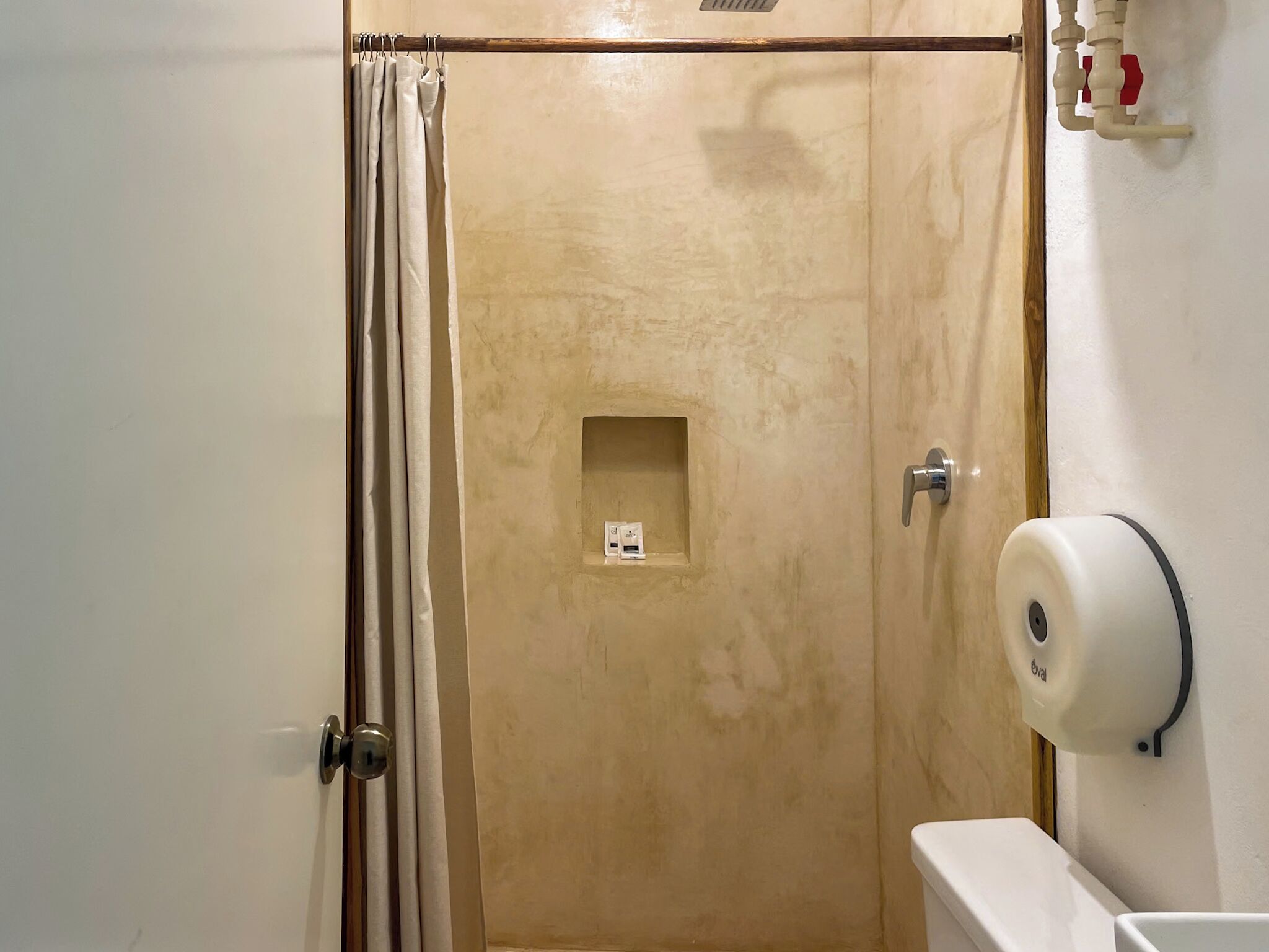 Habitación Confort, 1 cama matrimonial, baño privado | Baño | Regadera, regadera tipo lluvia, toallas, jabón 