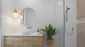 Shower, hair dryer, towels - Paradise Beach House (ARCADIA)