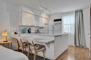 Premium Studio, Balcony, Beach View | Living area