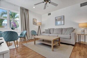 LĂ€genhet Classic - utsikt mot stranden | Vardagsrum | 45-tums smart-tv med kabelkanaler