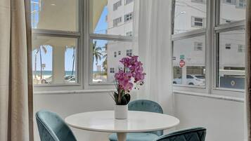 Departamento clásico, vista a la playa | Área de sala de estar | Smart TV de 45 pulgadas con canales por cable