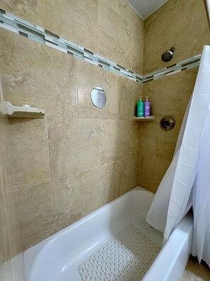 Séchoir à cheveux, bidet, serviettes fournies, savon