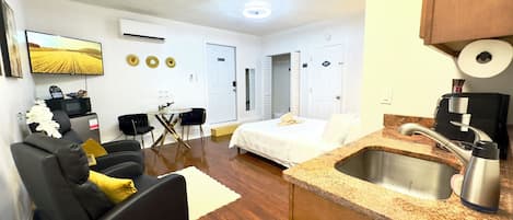 1 habitación, escritorio, tabla de planchar con plancha y wifi gratis