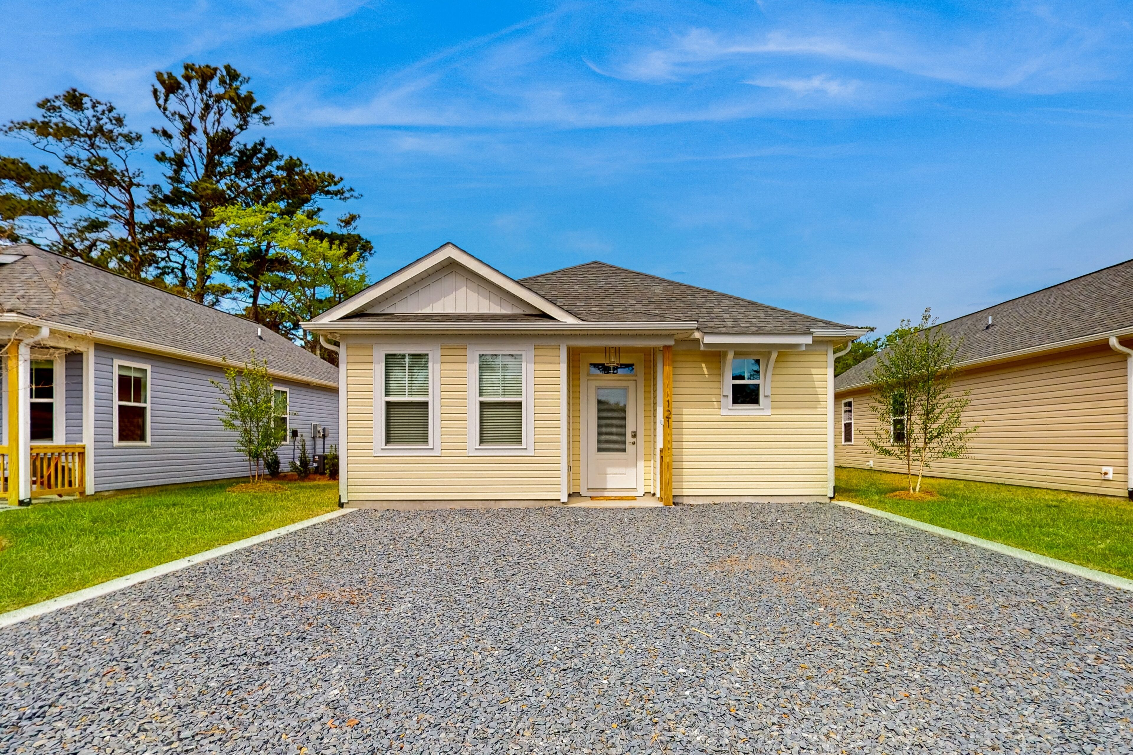 Newly-built cottage with a washer/dryer, outdoor shower - walk to the beach