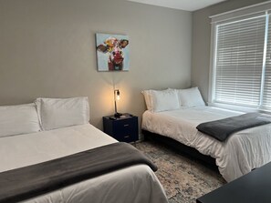 3 habitaciones, escritorio y tabla de planchar con plancha