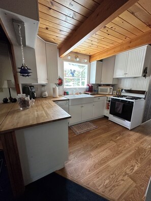 Fridge, microwave, oven, stovetop - Pine cone cabin/ 150 feet from the lake (Green Valley Lake)