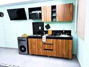 Studiosuite – deluxe | Eget kjøkken | Mikrobølgeovn, kaffetrakter/tekoker, kjøkkenutstyr og rengjøringsutstyr