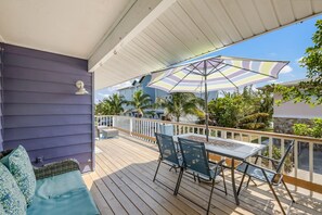 Outdoor dining - Walk-up duplex near beach with on-site pool & outdoor area - renovated interior (Bradenton Beach)