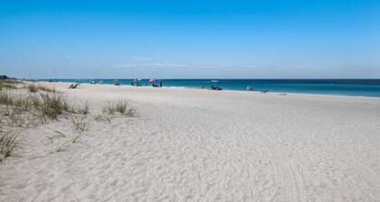Walk-up duplex near beach with on-site pool & outdoor area - renovated interior
