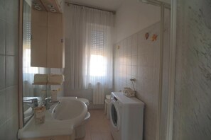 Shower, hair dryer, bidet, towels - Mare blu.. (Castiglione della Pescaia)