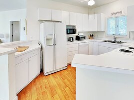 House, Multiple Beds, Balcony, Garden View | Private kitchen | Fridge, microwave, oven, stovetop