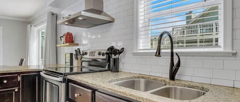 House, Multiple Beds, Jetted Tub | Private kitchen | Fridge, microwave, oven, stovetop