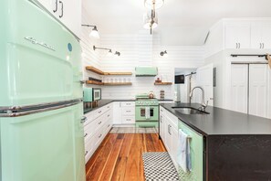 Casa, varias camas, acceso a la piscina, vistas a la piscina | Cocina privada | Frigorífico, microondas, horno y placa de cocina