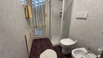 Doccia, asciugacapelli, bidet, asciugamani