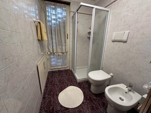 Dusche, Haartrockner, Bidet, Handtücher