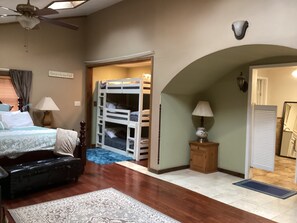 5 chambres, fer et planche à repasser, Wi-Fi, draps fournis