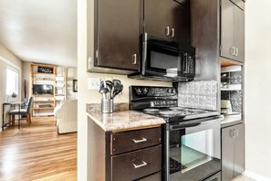 Een koelkast, een microgolfoven, een oven, een kookplaat