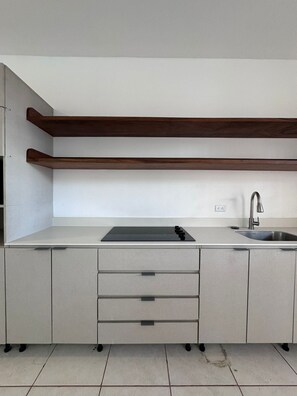 Microwave, coffee/tea maker, electric kettle, cookware/dishes/utensils - Casa Espaciosa a 2 Minutos de la Playa. Ideal Para Familias (Jaco)