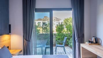 Standard Double Room | 1 bedroom, in-room safe, laptop workspace, blackout curtains