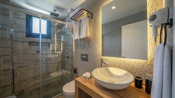 Standard Suite | Bathroom | Shower, rainfall showerhead, free toiletries, hair dryer