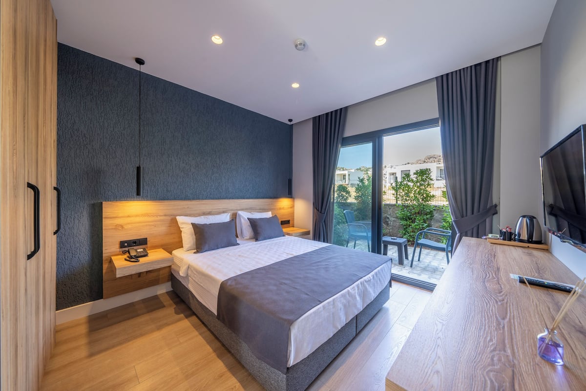 Standard Double Room | 1 bedroom, in-room safe, laptop workspace, blackout curtains