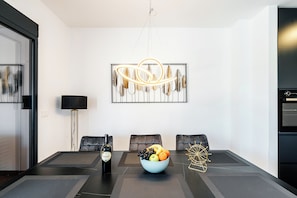 Apartment | Essbereich im Zimmer