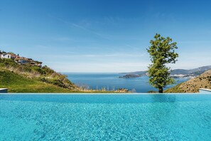 Una piscina al aire libre de temporada