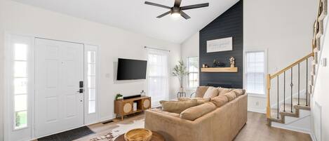 Smart-tv, een open haard en tafelvoetbal