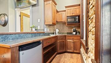 Micro-ondes, lave-vaisselle, cafetiĂšre/bouilloire