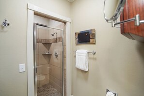 تجهيزات دش، مجففات شعر، مناشف، صابون