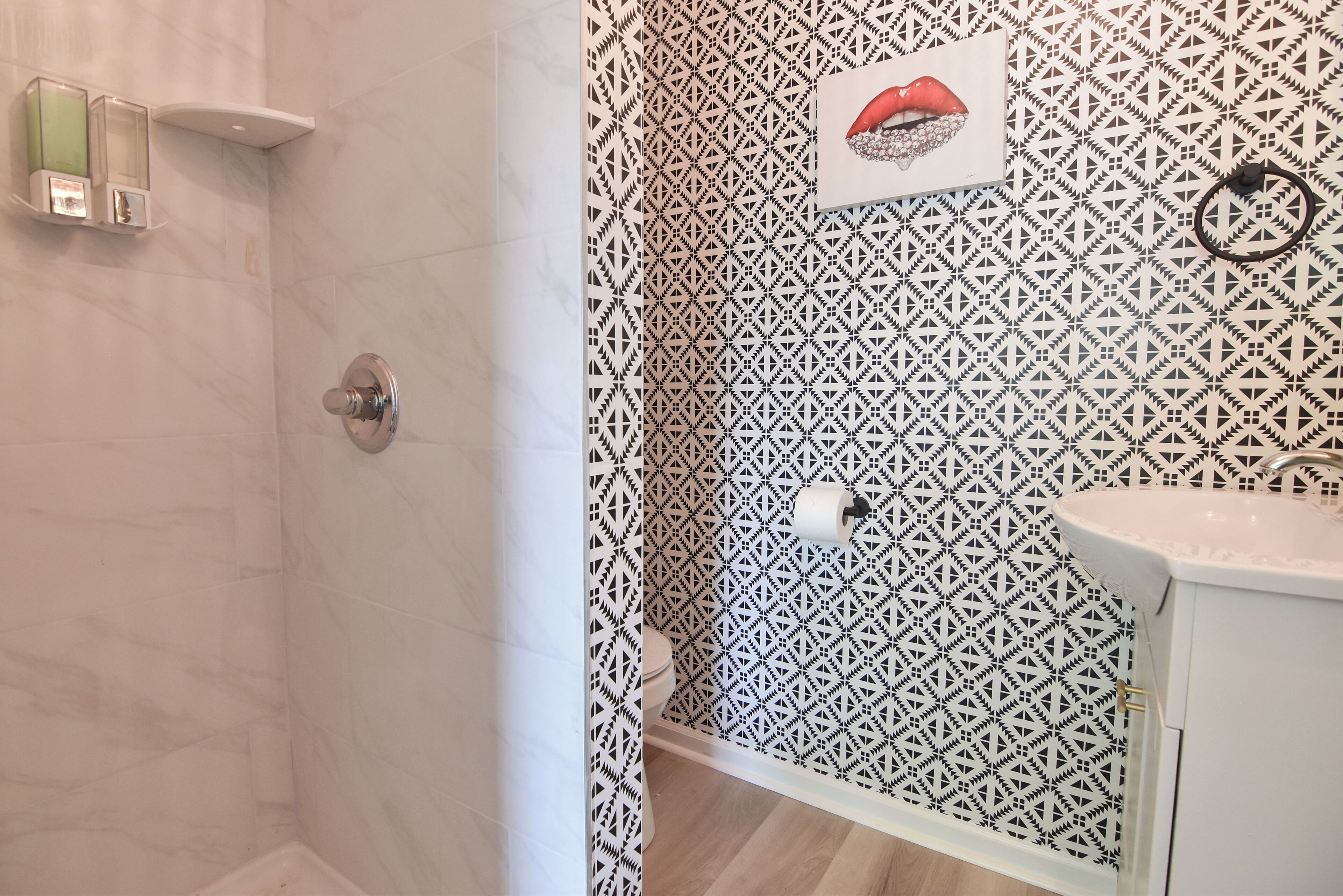 Douche, sèche-cheveux, serviettes fournies, savon