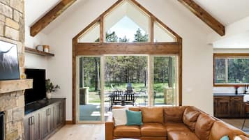 TV connectée, cheminée, lecteur de DVD