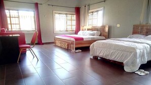 Une chambre avec deux lits, un bureau et une chaise.